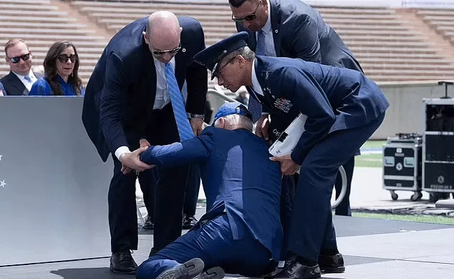 biden doubles use of shorter stairs to board air force one - Sakshi