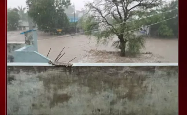 Heavr Rains Morancha Vaagu Over Flow Submerg Moranchapalle Village  - Sakshi