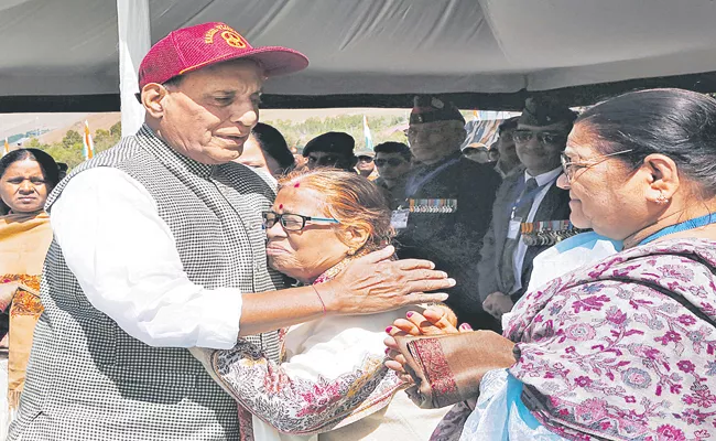 Kargil Vijay Diwas: Rajnath Singh pays homage to Kargil heroes at Dras war memorial - Sakshi