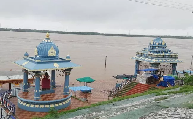 Second Danger Rarning For Godavari Flow Continues - Sakshi