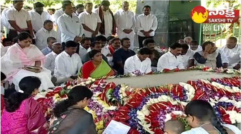 YS Jagan and Sharmila Pays Tribute to YS Rajasekhar Reddy