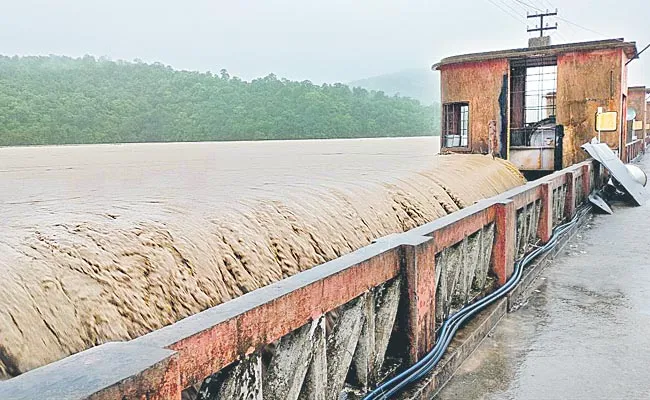 Flood flowed over the gates of the Kadem project - Sakshi