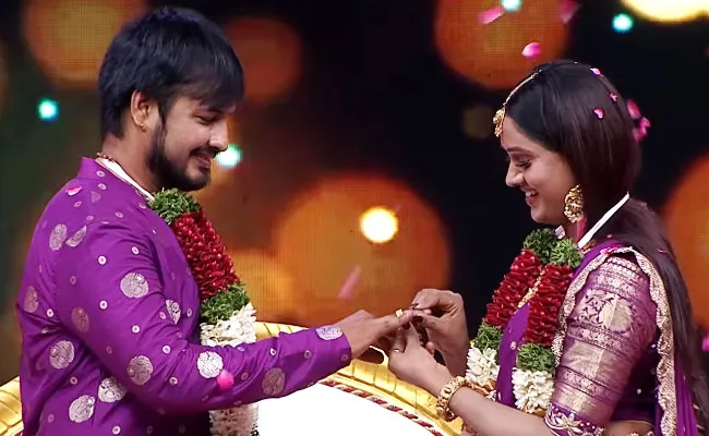 Bigg Boss Keerthi Bhat Engaged With Vijay Karthik, Deets Inside - Sakshi