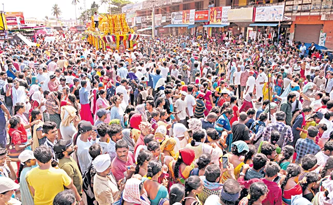 Lakhs of devotees to Simhachal Giri pradakshna - Sakshi