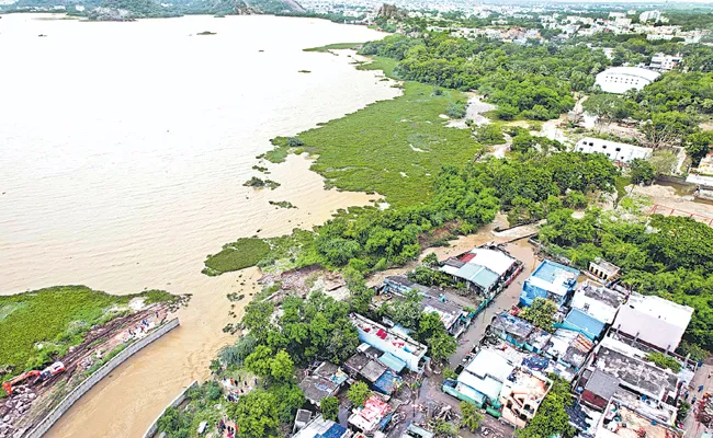 Telangana Floods Damaged Huge Amount Of Loss For People - Sakshi