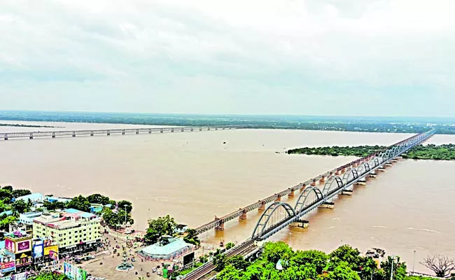 The flow in Godavari and Krishna is decreasing - Sakshi