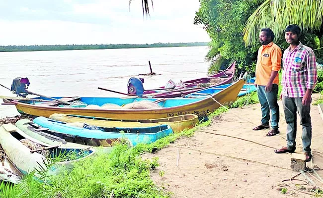  740 volunteer guards on the Godavari river banks - Sakshi