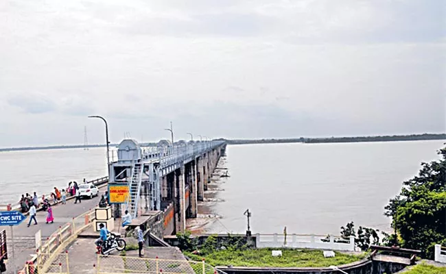 Godavari flood surge at Dhavaleshwaram barrage - Sakshi