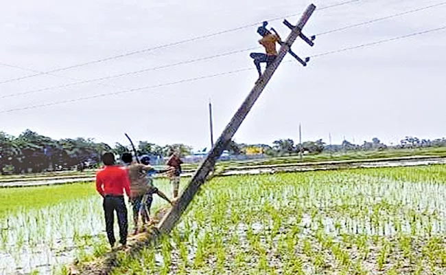 Electricity department alerted due to rains  - Sakshi