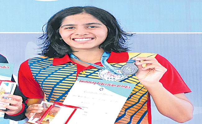 Telangana swimmer Vritti Agarwal bags bronze at National Aquatic Championship - Sakshi