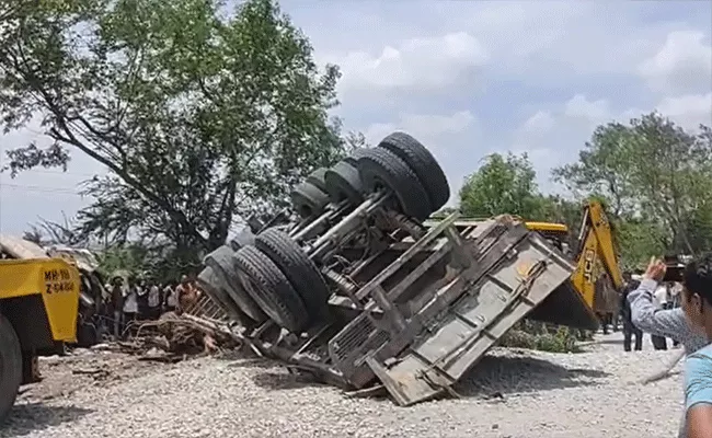 9 Killed As Truck Hits Multiple Vehicles, Crashes Into Dhaba In Maharashtra - Sakshi