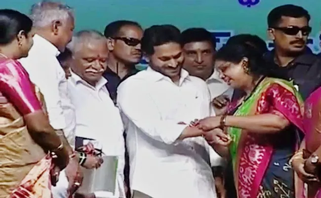 YSRCP Leader Sailaja Charan Reddy Tied Gold Rakhi To CM YS Jagan - Sakshi