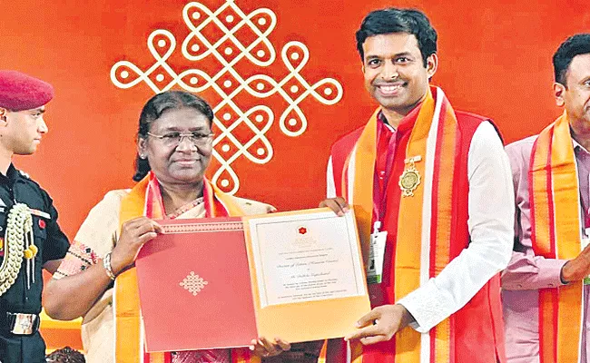 Pullela Gopichand awarded honorary doctorate - Sakshi