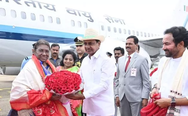 CM KCR Governor Tamilisai Talk each Other At President Murmu Program - Sakshi