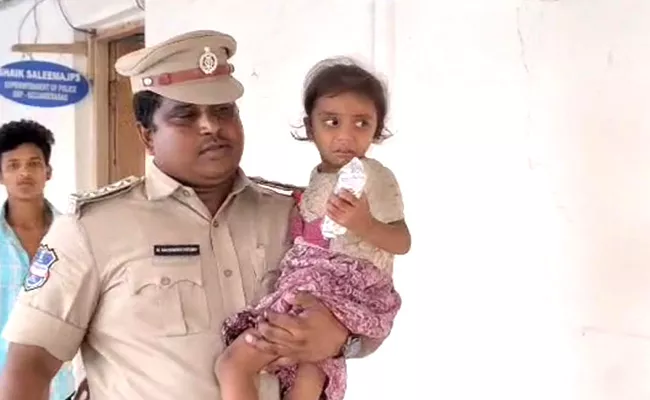 Ghatkesar: Police Saved The Child From The Kidnapper - Sakshi