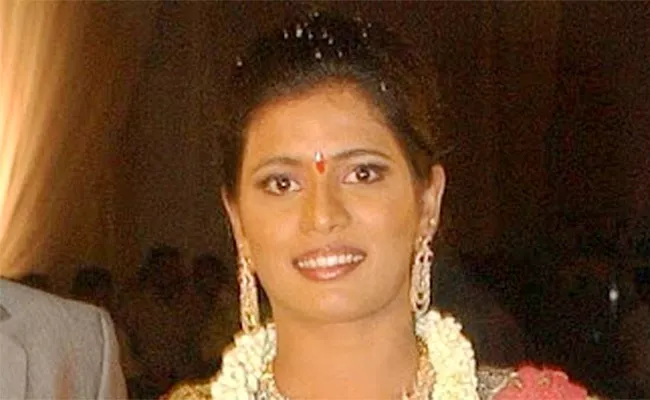 Former Minister Dk Aruna Daughters Credit Card Stolen - Sakshi