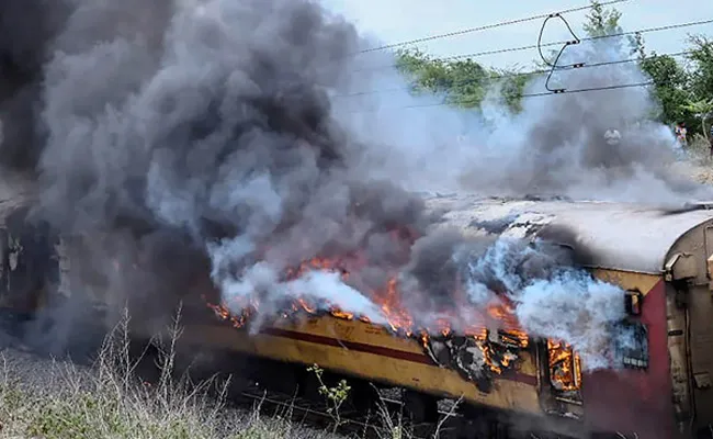 Howrah Secunderabad Falaknuma Express fire mishap Case Filed - Sakshi