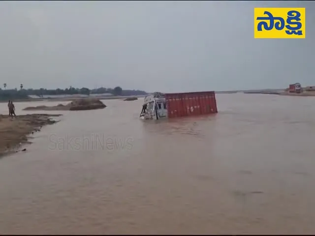  Submerged Trucks Pulled Out Of River In Bihar - Sakshi