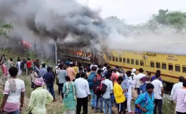 Railways Clues Team Examined the burnt Falaknuma Coaches - Sakshi