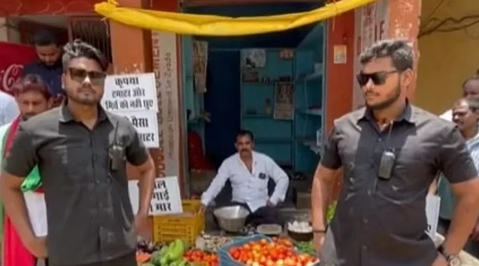 UP Vegetable Vendor Hires Bouncers To Protect Tomatoes - Sakshi