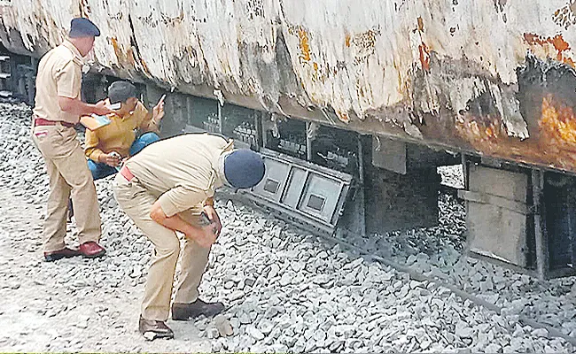 Fire hazard due to short circuit in Falaknuma Express - Sakshi