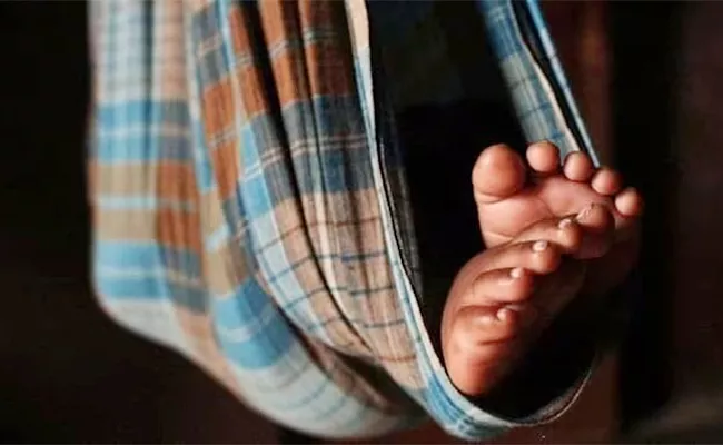 Kolkata Mother Sells 21Day Old Daughter For Rs 4 Lakh - Sakshi