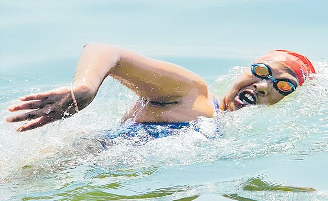 Woman swims 36 kms From Worli Sea Link to Gateway of India Video Viral - Sakshi