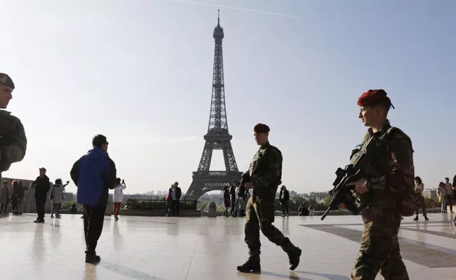 Eiffel Tower Evacuated After Bomb Threat - Sakshi