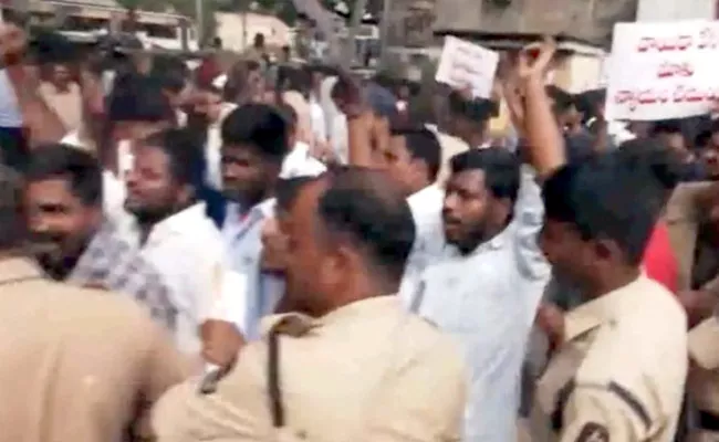 Hyderabad: Tension At Gunpark Protest Over Group 2 Postpone - Sakshi