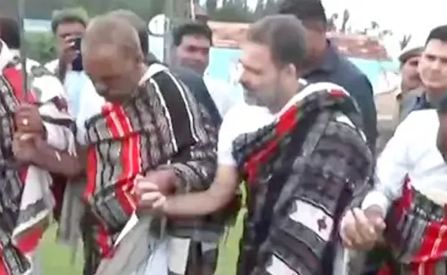 Rahul Gandhi Dances With Toda Tribal Community In Tamil Nadu - Sakshi