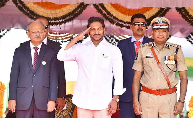 Independence Day:CM Jagan Hoists National Flag at Indira Gandhi Municipal Stadium - Sakshi