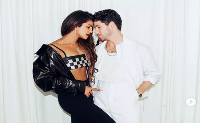 Priyanka Chopra Nick Jonas Liplock Video From The New York Concert Goes Viral - Sakshi