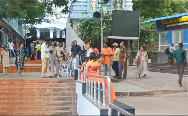 Hindu JAC Political Drama At TTD Administration Building - Sakshi