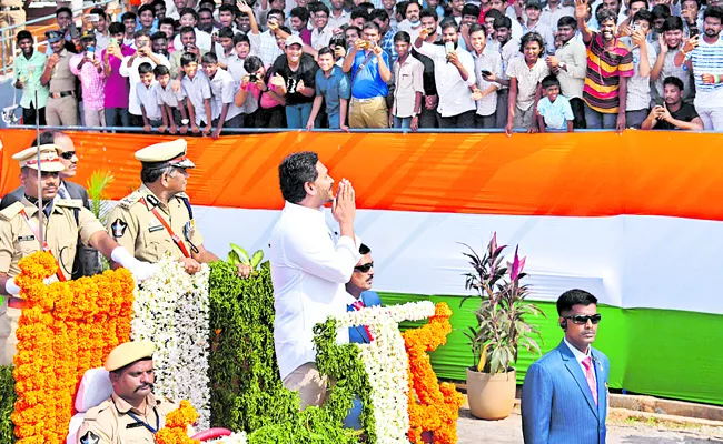 CM YS Jagan Mohan Reddy Unveiled The National Flag At Indira Gandhi Stadium In Vijayawada - Sakshi