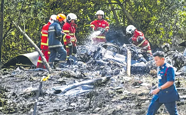 Small plane crashes on a Malaysian highway - Sakshi