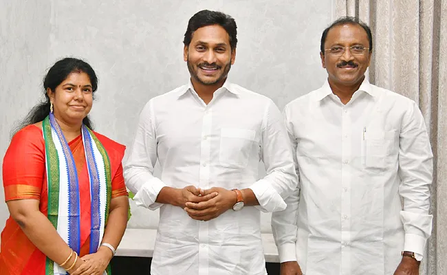 New Mlcs Karri Padmasri And Kumbha Ravi Babu Meet Cm Ys Jagan - Sakshi