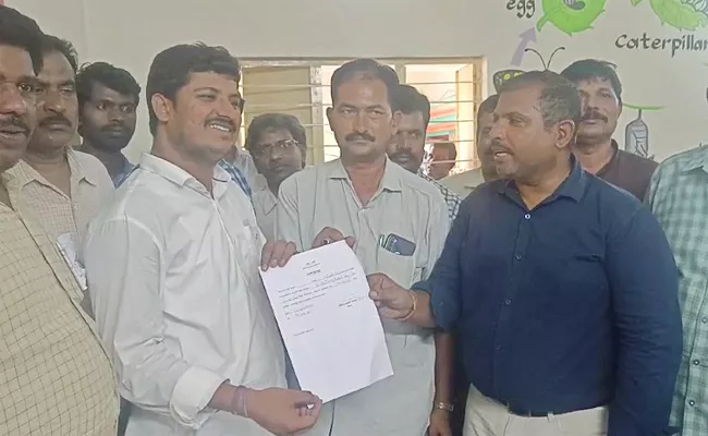 Ysrcp Supporter Wins Chalivendala Panchayat Election - Sakshi