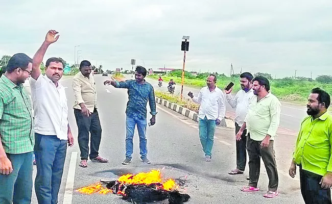 Kadiam Dishtibomma burning at Medikonda cross road - Sakshi