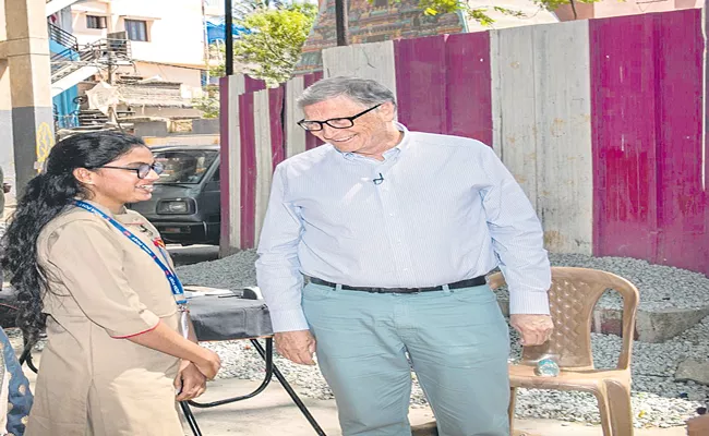 Bill Gates praises Bengaluru postmaster - Sakshi