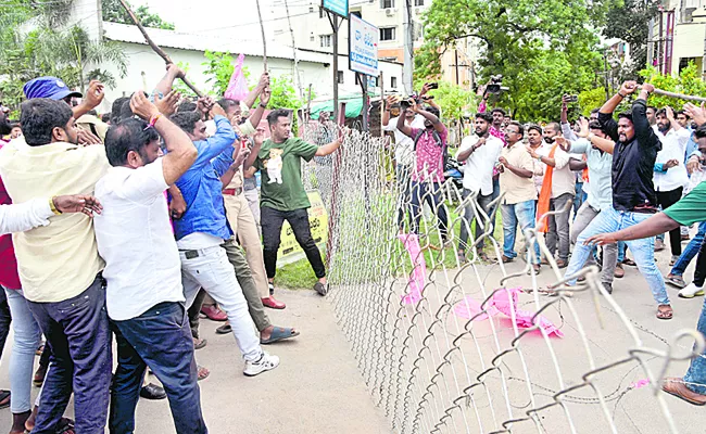 Clash between BRS and BJP workers in Hanumakonda - Sakshi