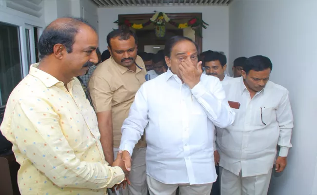 Thummala Nageswara rao Gets Emotional While Going To khammam From HYD - Sakshi