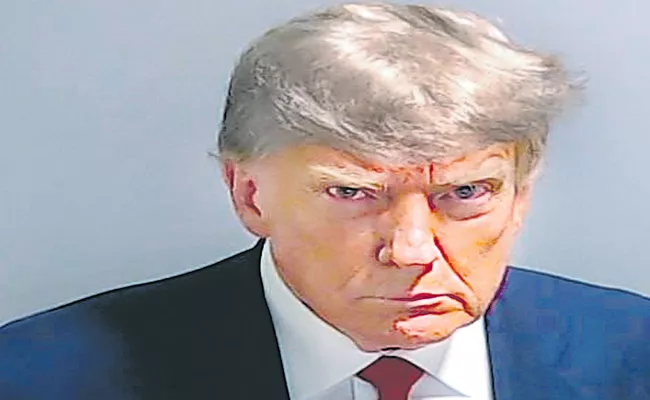 US presidential election 2020:Trump surrenders at Fulton County Jail for his first mug shot - Sakshi