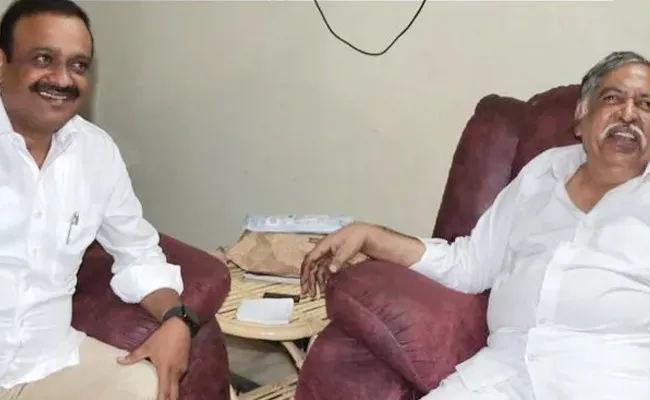 Vallabhaneni Balasouri Meet YSRCP Dutta Ramachandra Rao - Sakshi