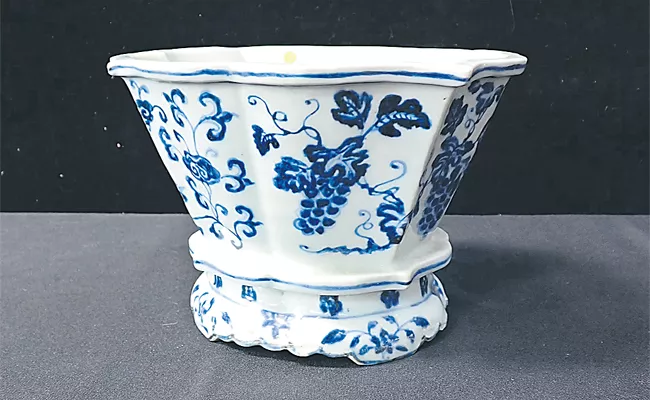 Rare Chinese Porcelain Collection Record In 1 Crore In England Auction - Sakshi