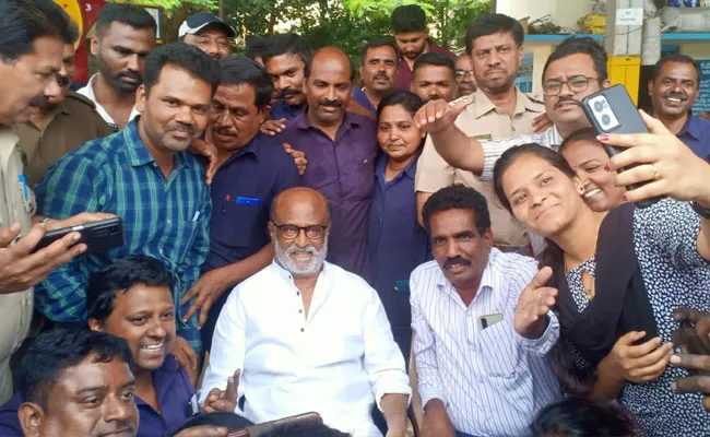 Rajinikanth Visits To BMTC Bus Depot In Bengaluru, Pics Goes Viral - Sakshi