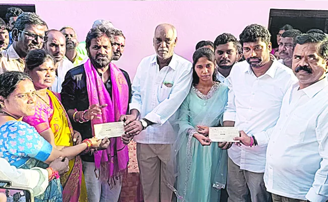 Minister Srinivas Goud who gave financial assistance to the family members of Sai Chand - Sakshi