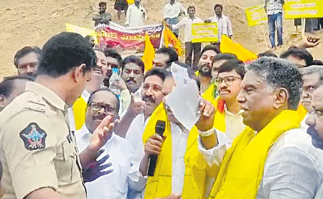 Bad behavior of TDP leaders on Si - Sakshi