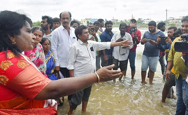 Governor Tamilisai Visited Rain Hit Areas In Warangal - Sakshi