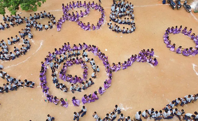 Rakhi Occasion:Rashtraniki Raksha Jagananna Displayed By School Children - Sakshi