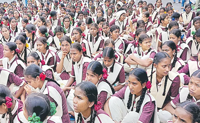 Protest of Gurukula students in front of Asifabad Collectorate - Sakshi